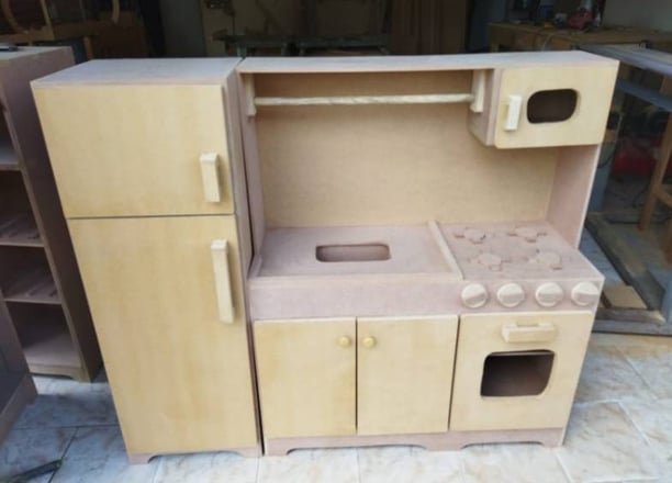 Estação de estudos infantil com iluminação embutida